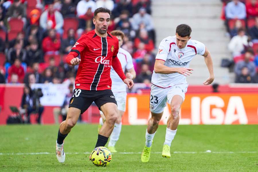 Lance del Mallorca-Osasuna en la ida entre Sergi Darder y Abel Bretones