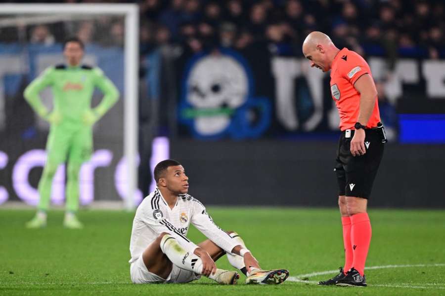 Szymon Marciniak et Kylian Mbappé lors du match à Bergame.