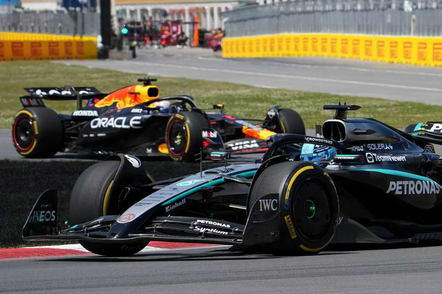 George Russell (vorn) schüttelt Max Verstappen beim Formel 1 Kanada GP ab