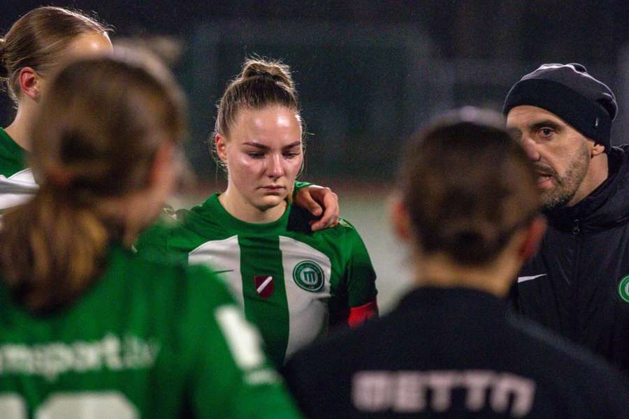 Gonçalo Alves a dar instruções às jogadoras do Metta