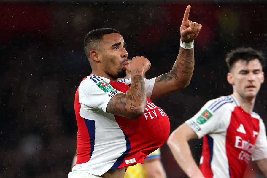 Jesus esteve em noite inspirada no Emirates Stadium