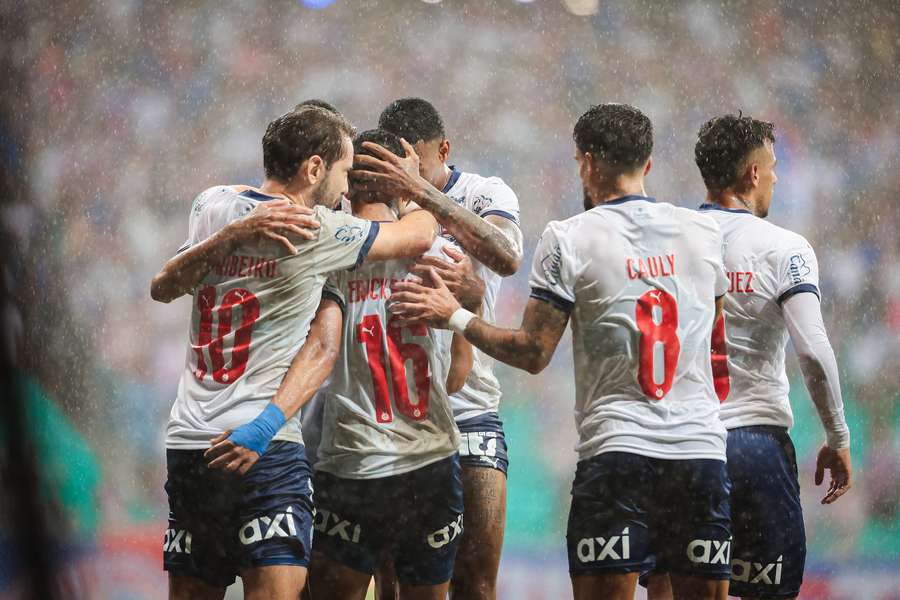 Jogadores do Bahia celebram gol marcado por Cauly e jogadaça de Erick Pulga