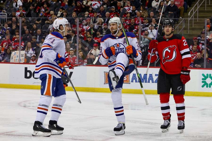 NHL: Leon Draisaitl bejubelt seinen Treffer im letzten Drittel. Dazu steuerte er zwei Assists zum Oilers-Sieg bei.