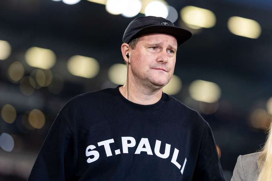 Oke Göttlich, presidente do St. Pauli, chora após um jogo da Bundesliga 2