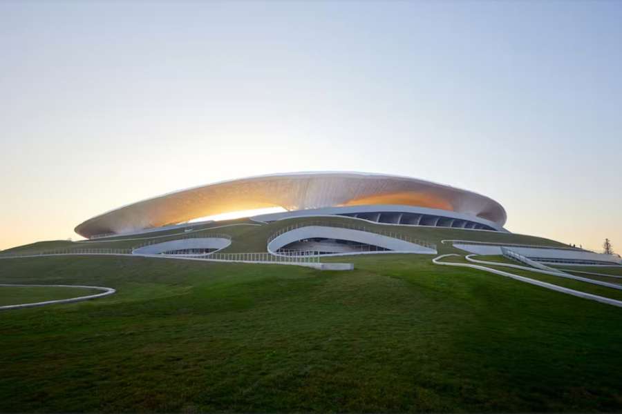 Stadion Quzhou nedaleko Šanghaje je částečně zapuštěn pod zem.