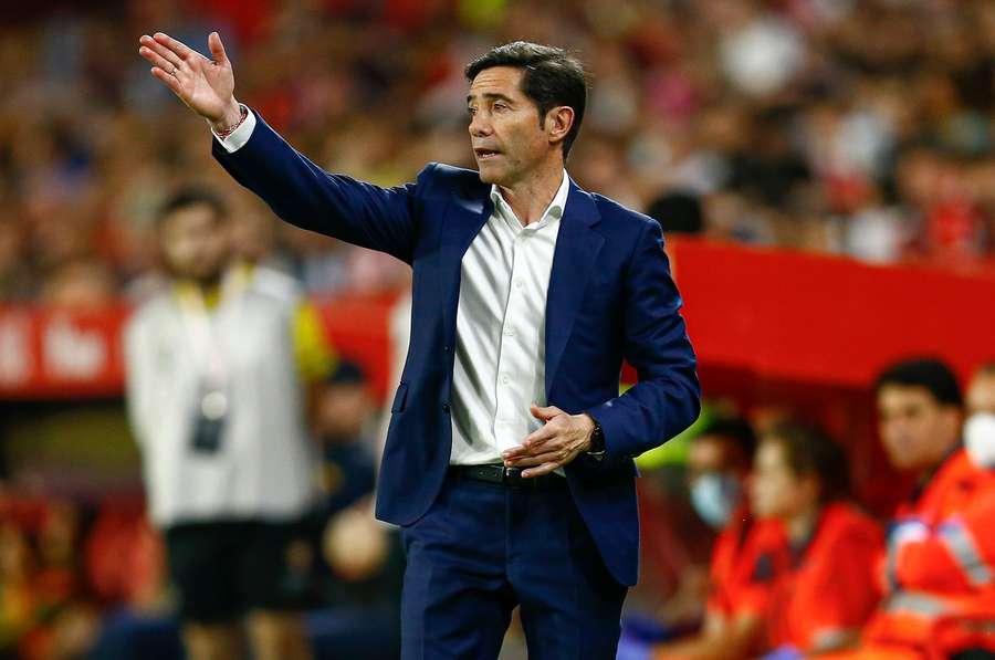 Marcelino dá instruções em Bilbao.