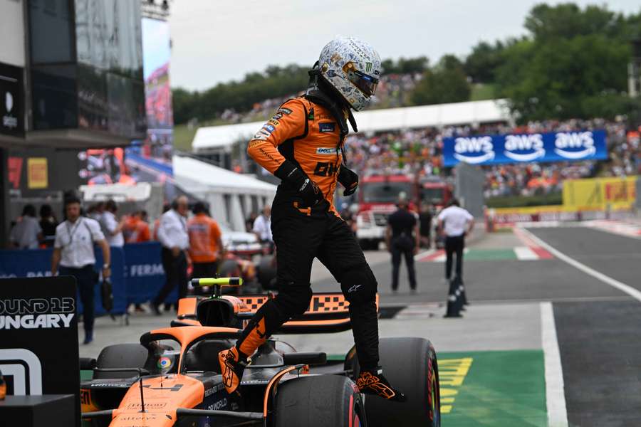 McLaren-Pilot Lando Norris verlässt seinen Boliden.