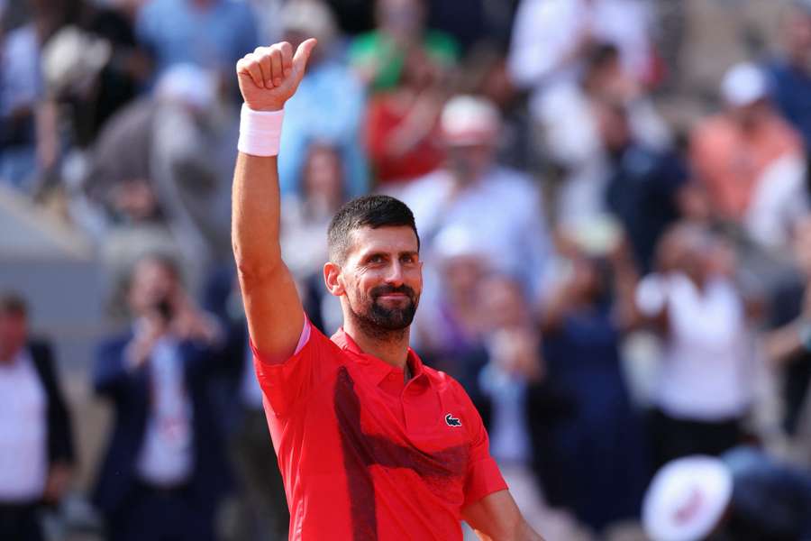 Djokovic saluda al público.