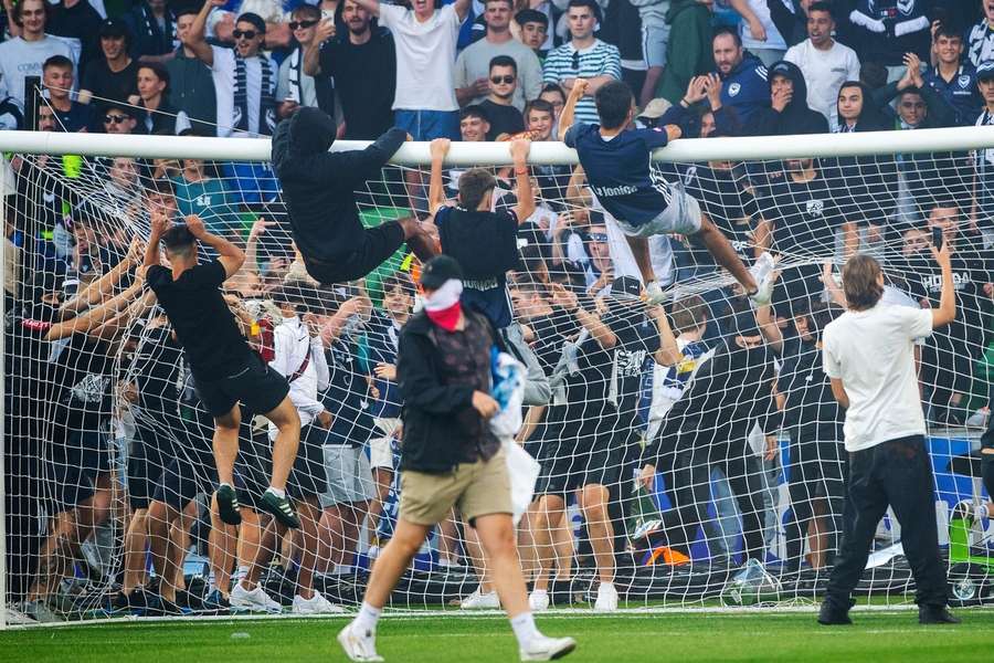 Derby-ul din A-League a fost suspendat după ce fanii au intrat pe teren