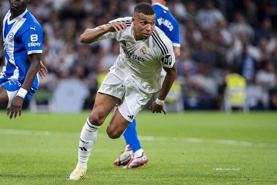 Mbappé é titular do Real Madrid contra o Villarreal. 