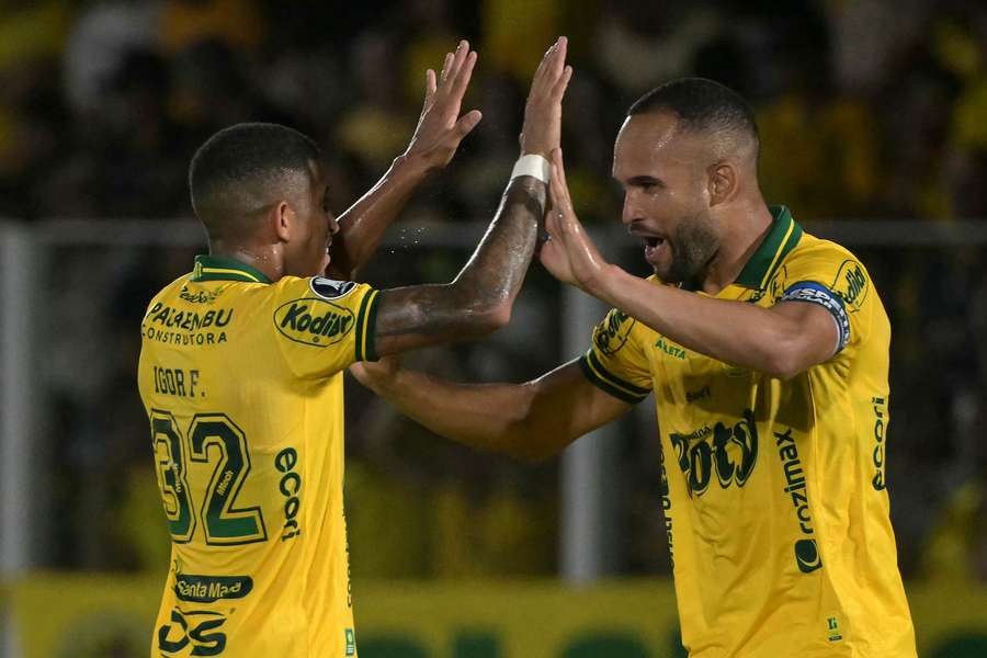 Autor do gol da vitória do Mirassol, João Victor celebra com o companheiro Igor Formiga Autor do gol da vitória do Mirassol, João Victor celebra com o companheiro Igor Formiga