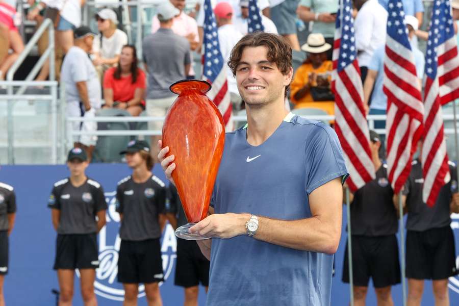 Taylor Fritz s vítěznou trofejí.