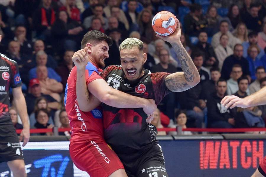Rogerio Moraes Ferreira (r.) und Melsungen kamen gegen Vojdovina nicht über ein Remis hinaus