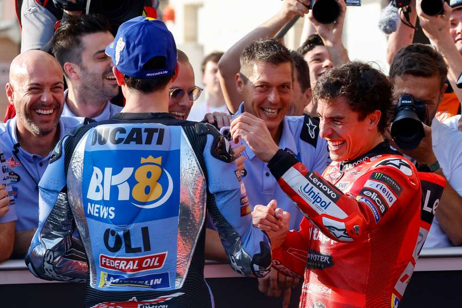 Marc Marquez festeggia con il fratello Alex dopo la Sprint Race di Lusail