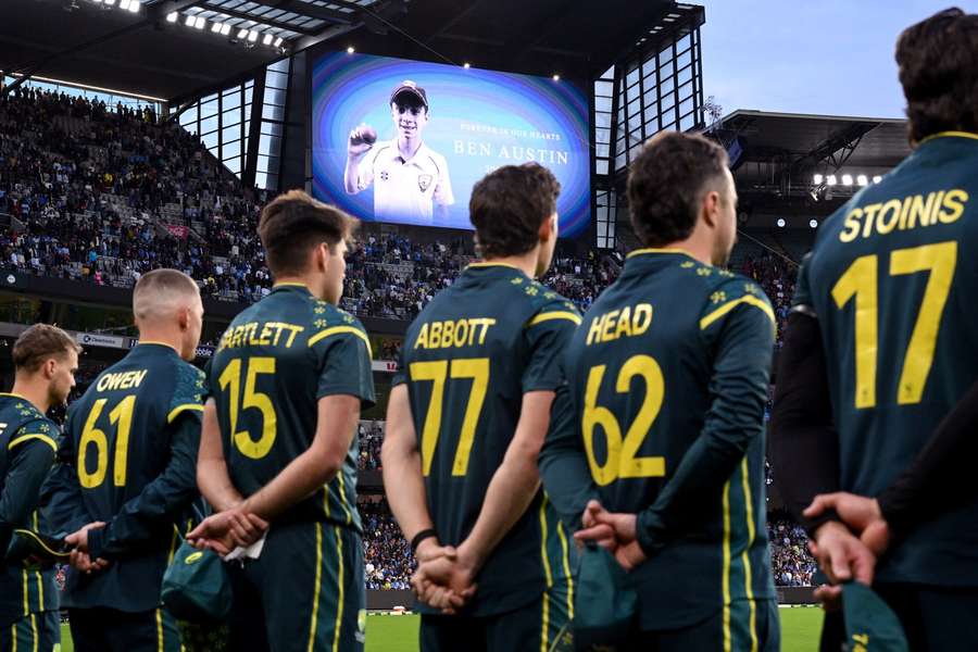 Jogadores fazem um minuto de silêncio em memória de Ben Austin, que morreu na quinta-feira após ser atingido no pescoço