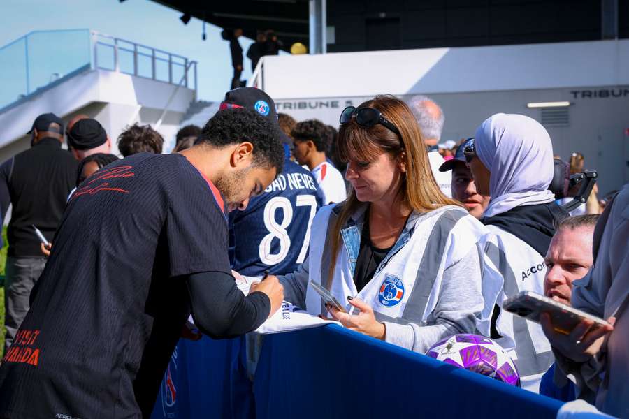 Plus de 1100 supporters au Campus PSG pour le dernier entraînement avant le Classique Plus de 1100 supporters au Campus PSG pour le dernier entraînement avant le Classique