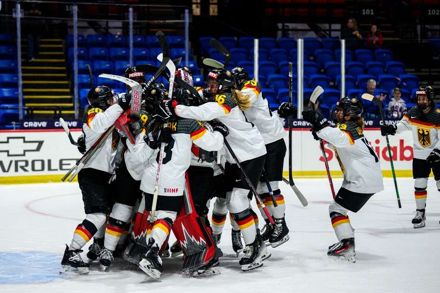 Nach der Schlussirene gab es bei den deutschen Eishockey-Damen kein Halten mehr.