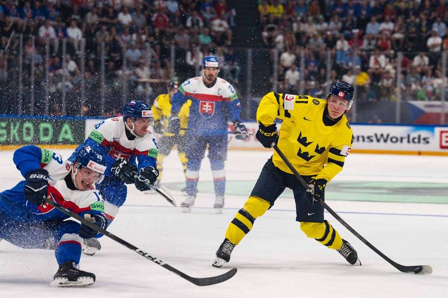 Ivar Stenberg strikes to put Sweden 3-1 ahead Ivar Stenberg strikes to put Sweden 3-1 ahead