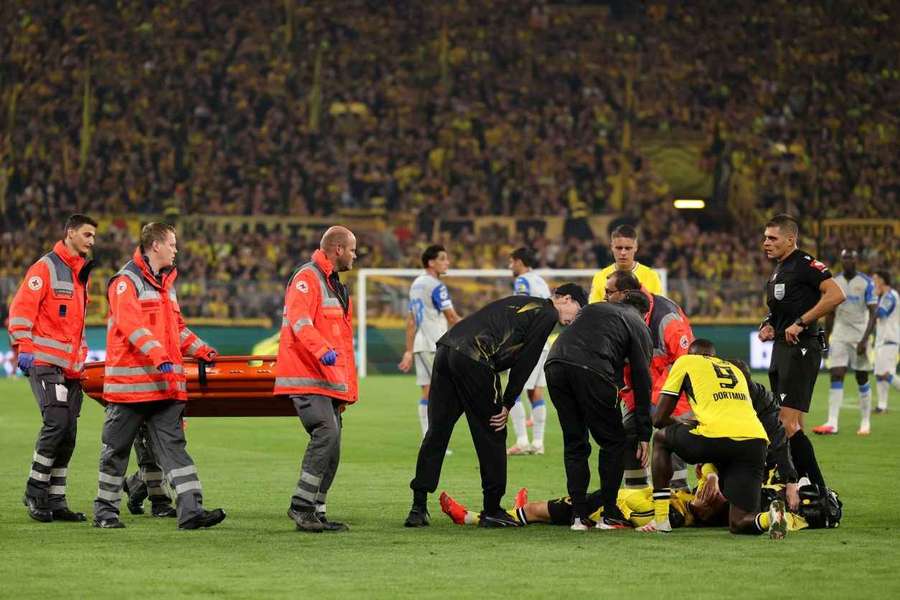 Karetsas musste vom Spielfeld abtransportiert werden Karetsas musste vom Spielfeld abtransportiert werden