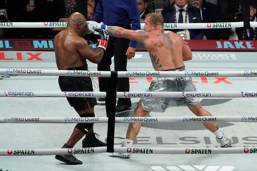 Jake Paul, golpeando el rostro de Mike Tyson