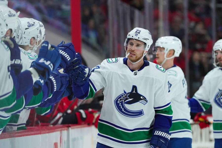 Lindholm odštartoval svoje pôsobenie v drese Canucks dvomi gólmi.