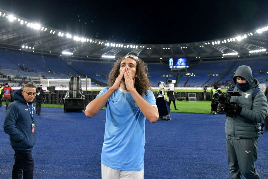 Guendouzi sotto la curva laziale Guendouzi sotto la curva laziale