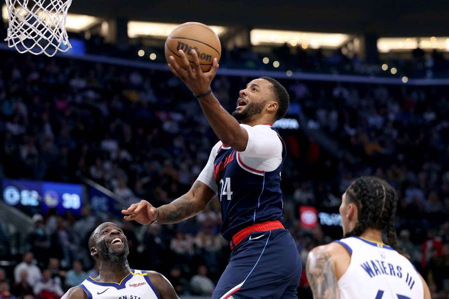 Norman Powell's 23 points helped the Los Angeles Clippers upset the Golden State Warriors 102-99