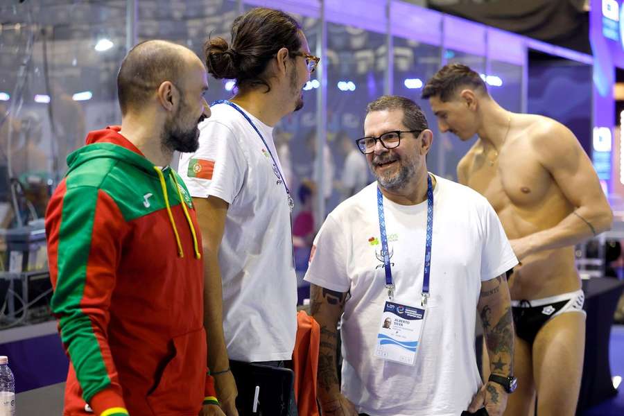 Diogo Ribeiro, em 100 metros mariposa, e Gabriel Lopes e João Costa, nos 50 costas, falharam esta terça-feira o acesso às finais