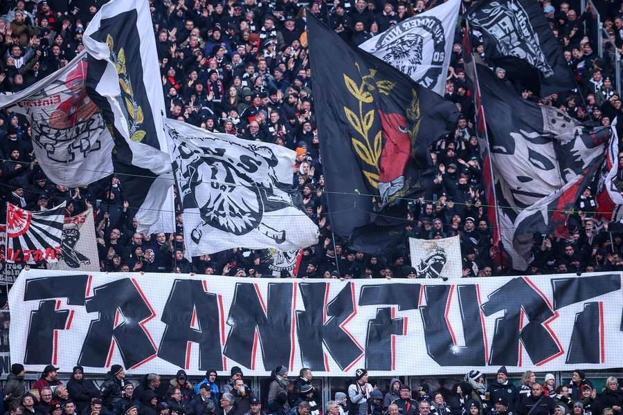 Frankfurt-spillerne får alligevel opbakning fra medrejsende fans.