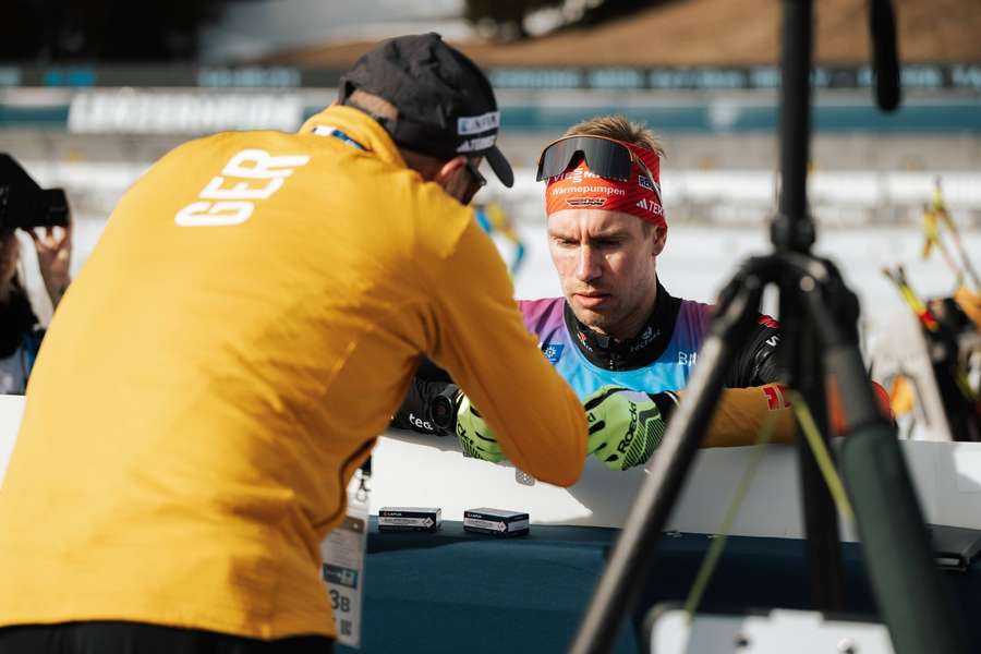 Uros Velepec (l.) im Gespräch mit DSV-Biathlet Johannes Kühn