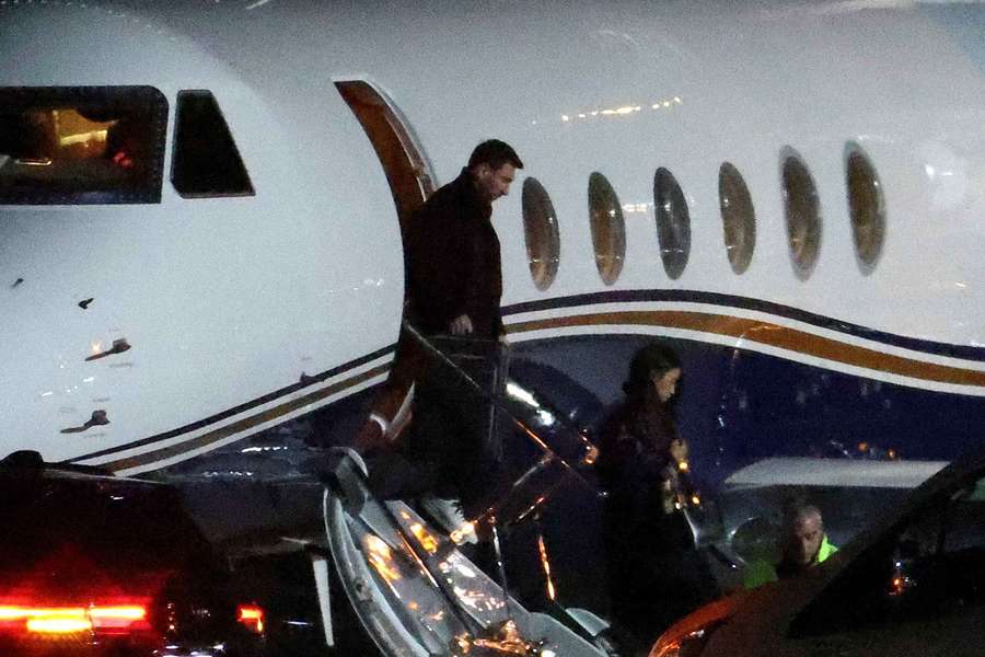 Lionel Messi arrivant sur le sol argentin ce dimanche.