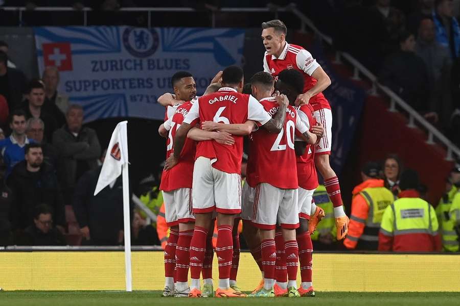 Arsenal heeft de koppositie terug, maar Manchester City heeft nog twee duels tegoed