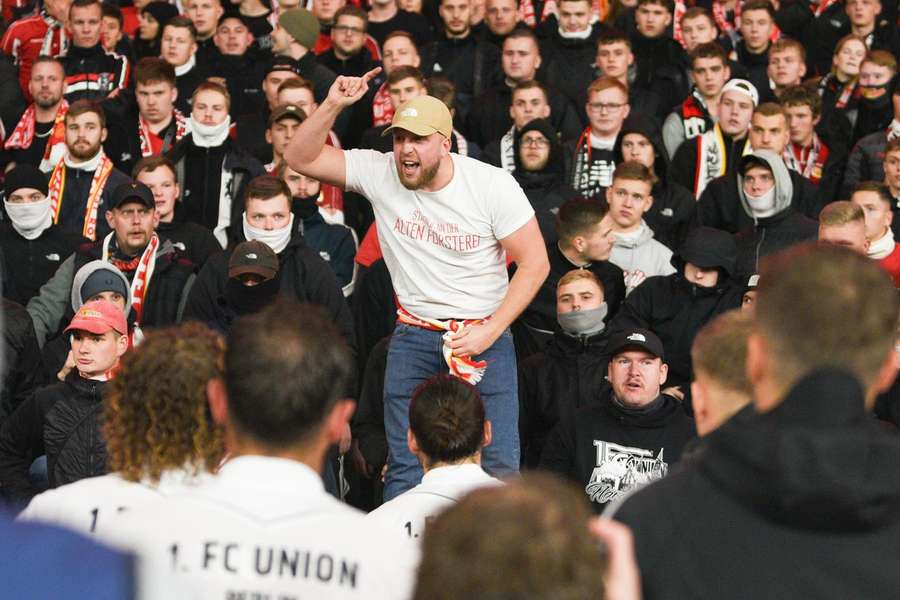 Hráči Unionu počúvajú pozitívne slová lídra fanúšikov.