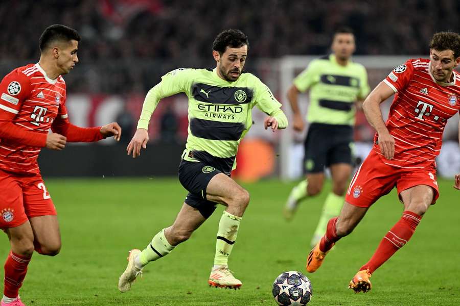 Bernardo Silva em ação perante o antigo companheiro João Cancelo