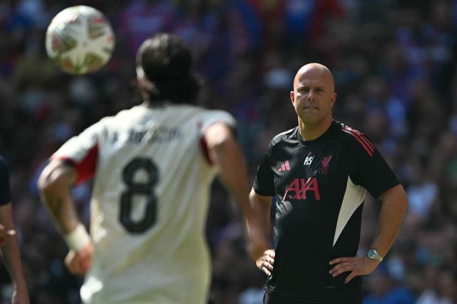 Arne Slot observa durante a derrota do Liverpool frente ao Crystal Palace na Community Shield