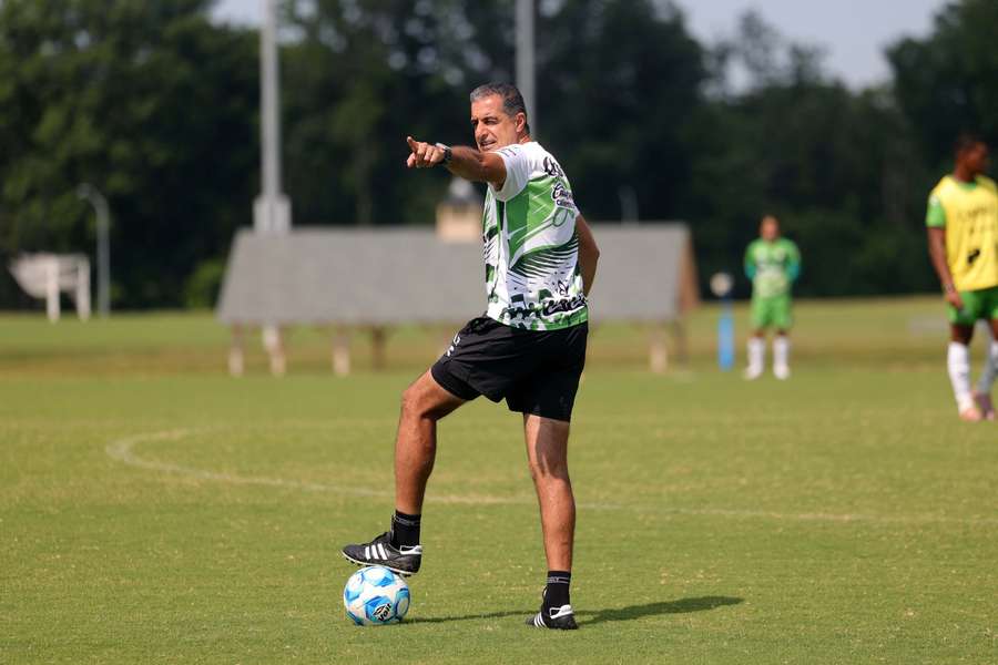 Renato Paiva tem o desafio de reerguer um dos clubes históricos do futebol mexicano