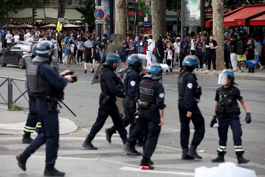 Policjanci po paradzie autobusu drużyny PSG w pobliżu alei Champs-Elysees w Paryżu 1 czerwca 2025 r., dzień po zwycięstwie PSG w finale Ligi Mistrzów.