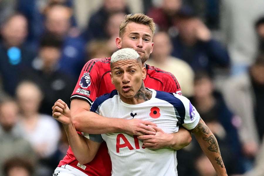 Richarlison e De Ligt marcaram nos acréscimos em Tottenham 2x2 United Richarlison e De Ligt marcaram nos acréscimos em Tottenham 2x2 United