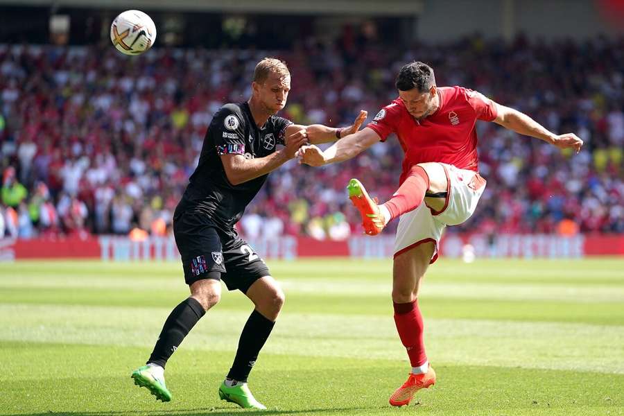 Tomáš Souček byl v zápase proti Nottinghamu hodně vidět, gól ale nedal a odcházel poražen.