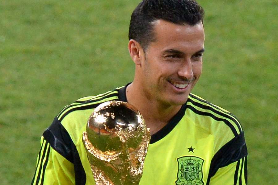 Pedro Rodríguez, con el trofeo de campeón del mundo Pedro Rodríguez, con el trofeo de campeón del mundo