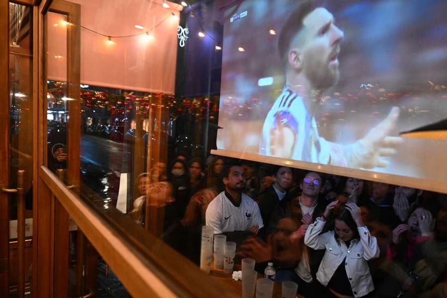 Fête argentine à Paris pour célébrer la victoire de Messi en Coupe du monde