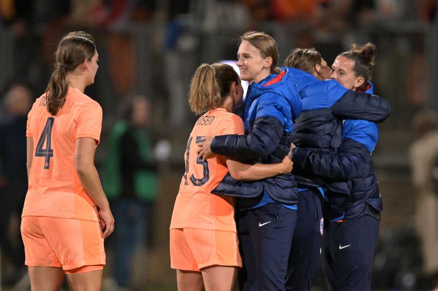 De geblesseerde sterspeelster Vivianne Miedema gaat met lichte frustratie de wedstrijden van de Oranjevrouwen op het WK via de televisie volgen