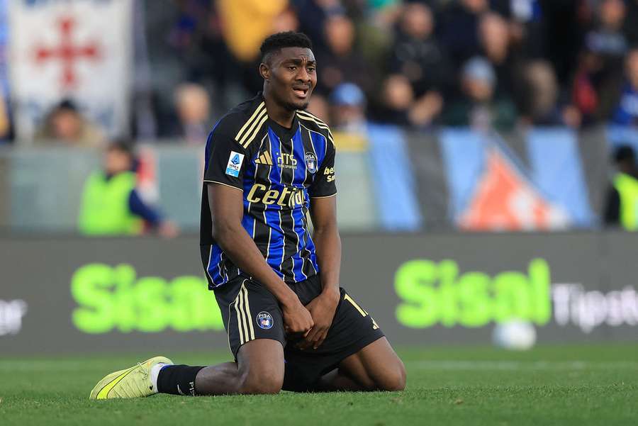 Durosinmi byl vyloučen za kopnutí protihráče.