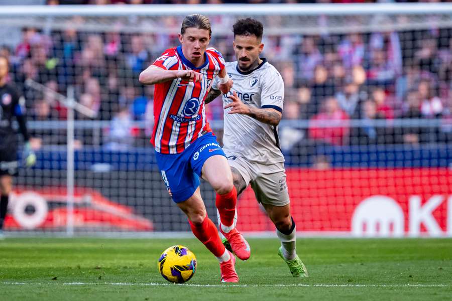 Rubén García persigue a Conor Gallagher