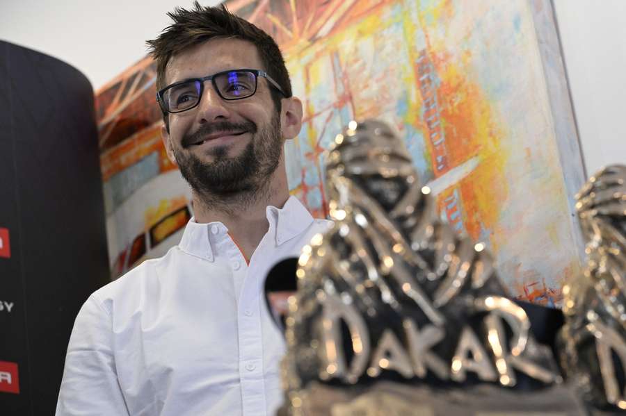 Martin Macík s trofejí pro vítěze Dakaru.
