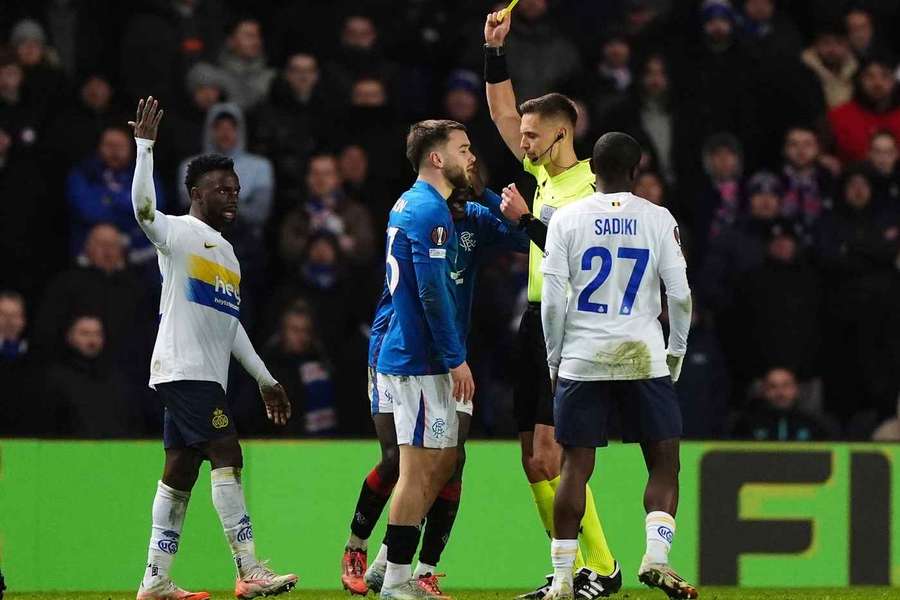 Damian Sylwestrzak avertizează un jucător al lui Rangers
