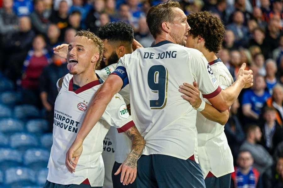 PSV viert de 2-2 van Luuk de Jong op bezoek bij Rangers