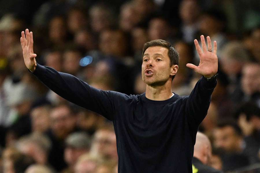 Xabi Alonso piensa en la opción del Dibu Martínez