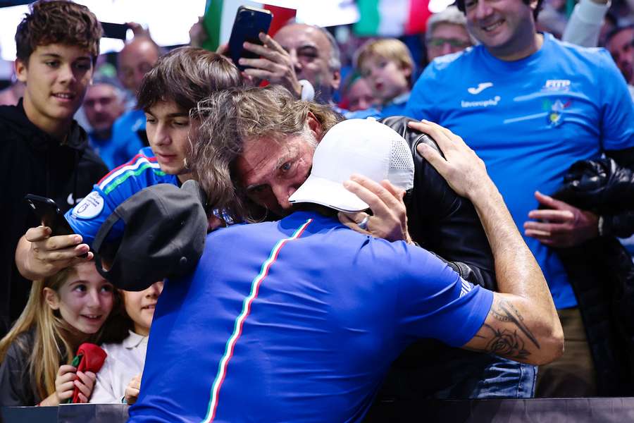 Matteo Berrettini abbraccia papà Luca dopo la vittoria in finale contro l'olandese Botic Van de Zandschulp
