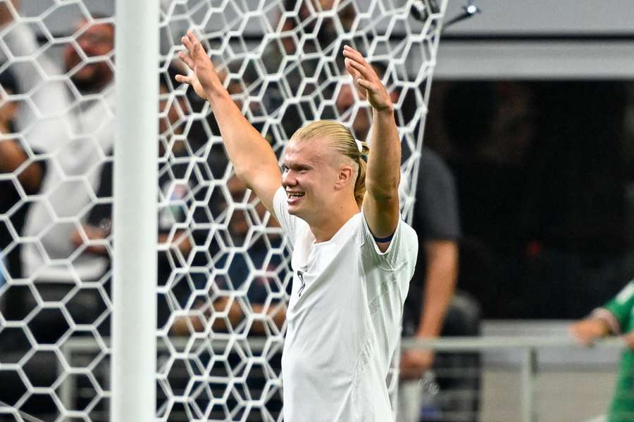 Erling Haaland z Norwegii cieszy się po strzeleniu pierwszego gola podczas mistrzostw świata FIFA. Erling Haaland z Norwegii cieszy się po strzeleniu pierwszego gola podczas mistrzostw świata FIFA.
